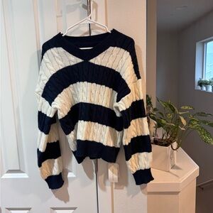 Commense Navy and Cream Cable-Knit V-Neck Sweater